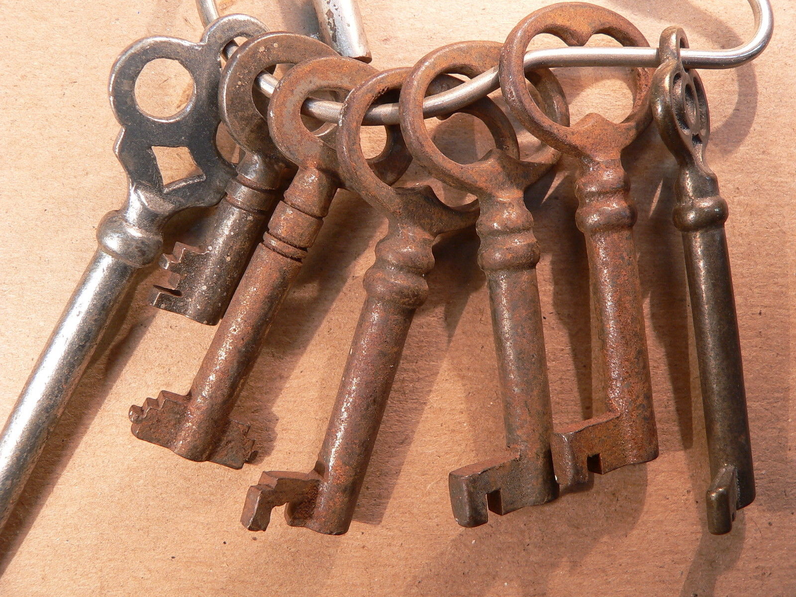 Lot of 8 vintage/antique skeleton keys door furniture
