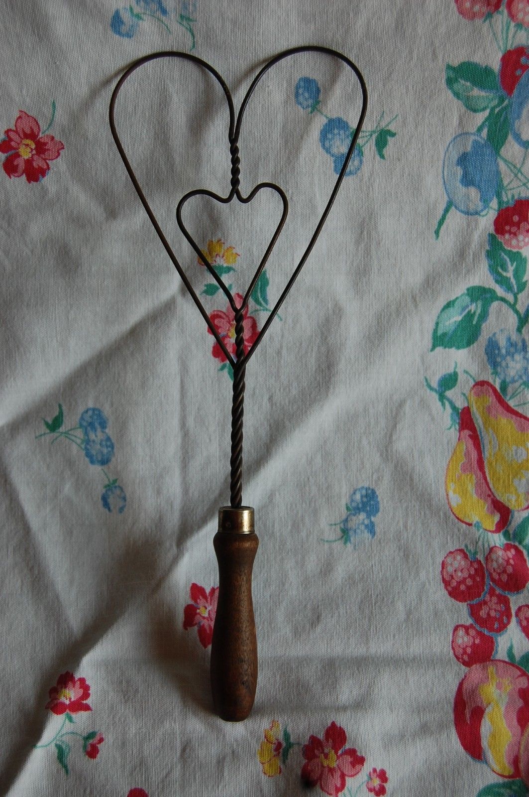 VINTAGE antique HEART SHAPE TWISTED METAL WIRE RUG BEATER WOODEN HANDLE