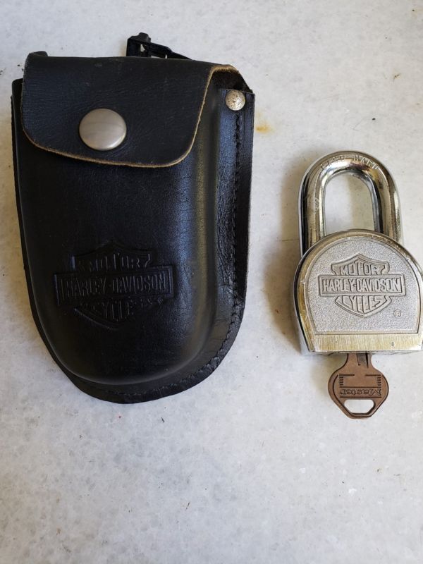 VINTAGE HARLEY DAVIDSON PAD LOCK No 220 MASTER LOCK W/KEY+LEATHER 45789