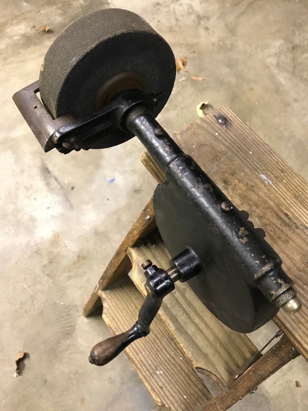 VINTAGE CLAMP ON BENCH GRINDING WHEEL STONE HAND CRANK SHARPENING TOOL