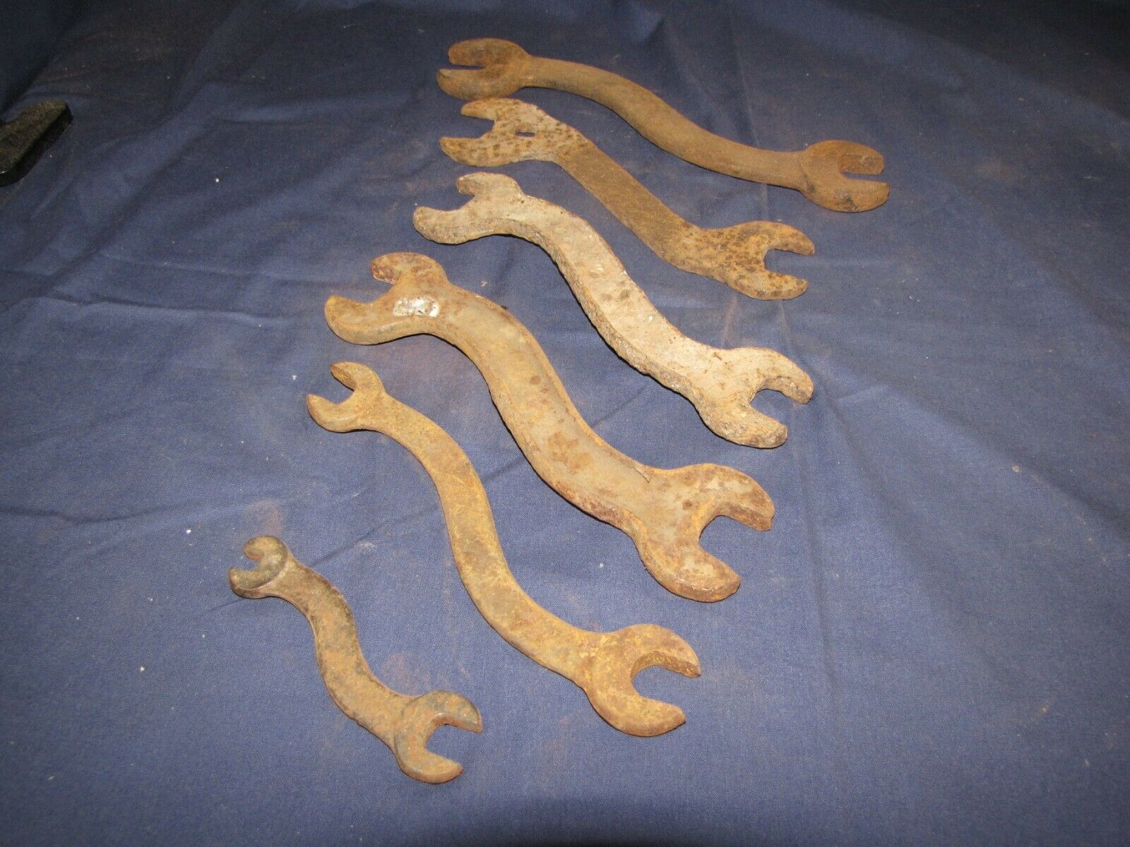 VINTAGE WRENCH SET CURVED WRENCH SET HAND TOOL HARDWARE COLLECTIBLE