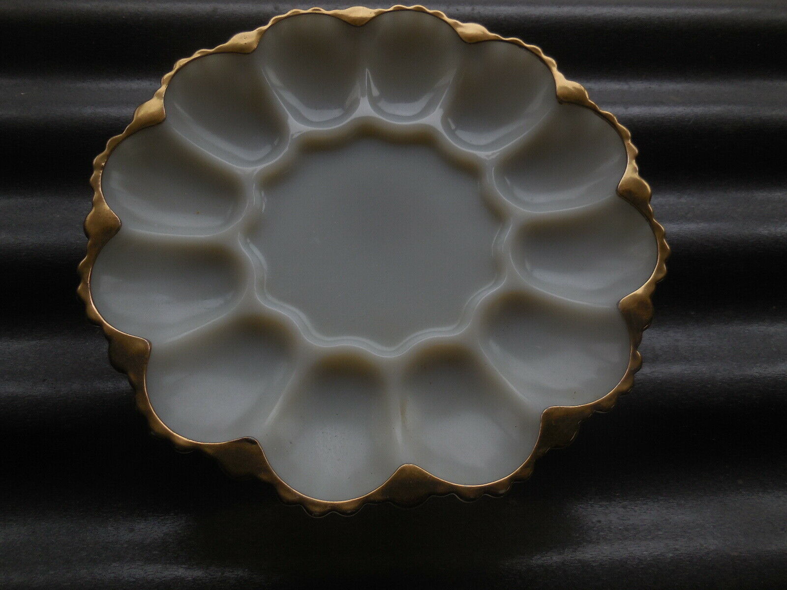 VINTAGE WHITE MILK GLASS GOLD TRIM DEVILED EGG PLATE ANCHOR HOCKING