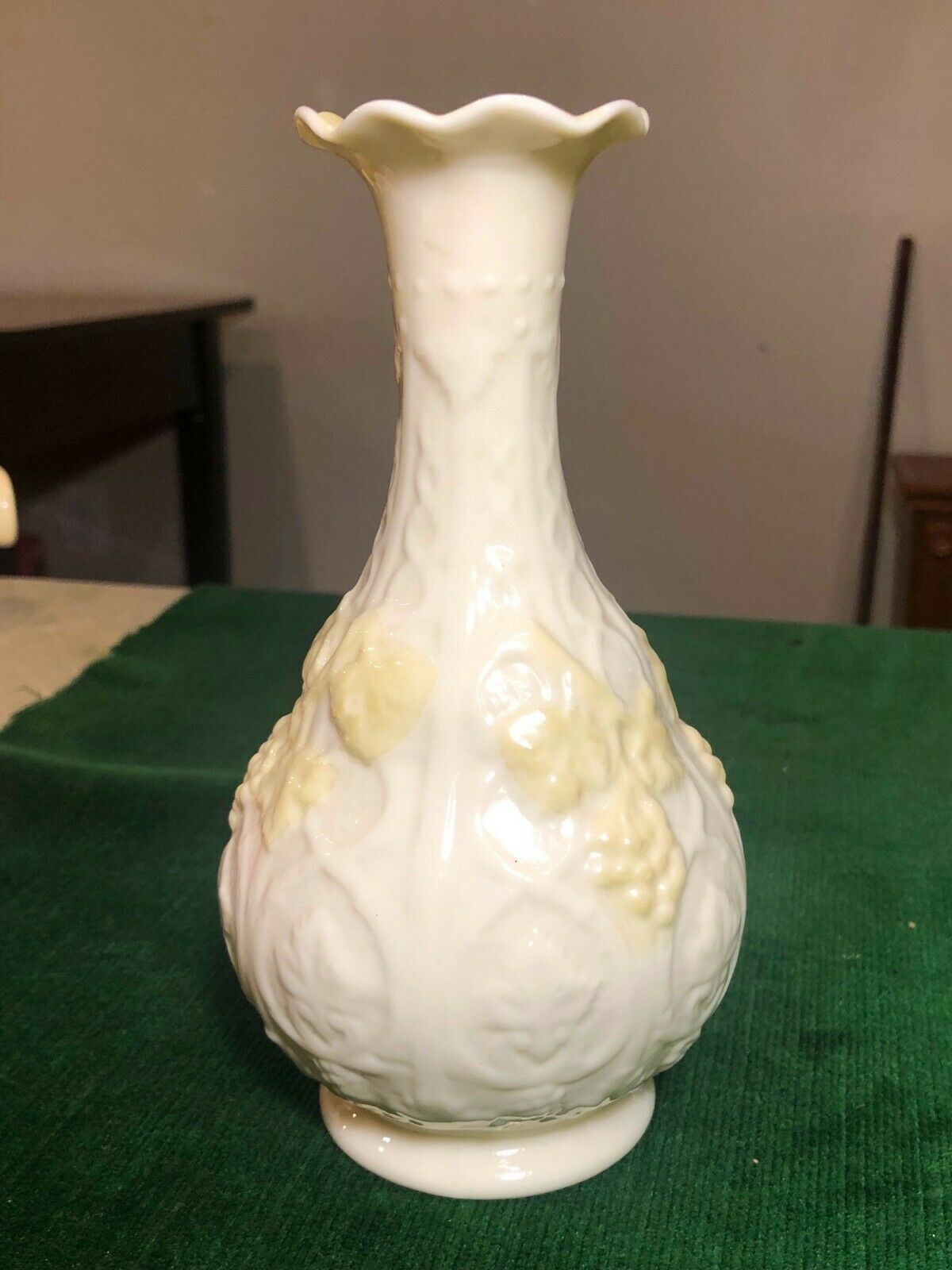 VINTAGE IRISH BELLEEK LUSTRE LEAF ART DECO 7" VASE GREEN MARK MINT