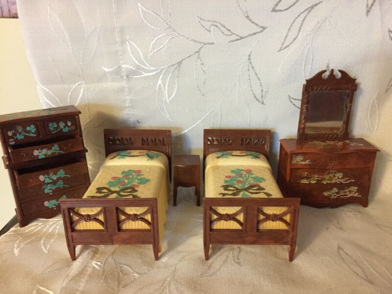 VINTAGE RENWAL DOLLHOUSE BEDROOM FURNITURE LOT twin beds, dressers Antique Price Guide