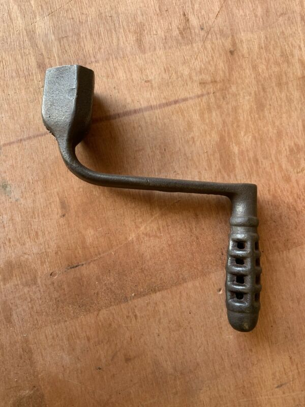 VINTAGE HEAVY DUTY CAST IRON CRANK HANDLE WITH TRIANGLE HOLE Antique