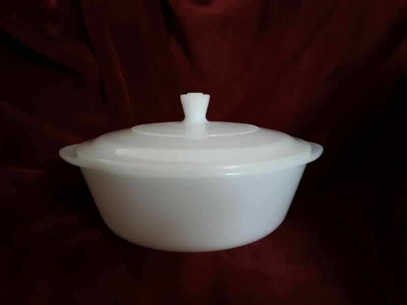 Vintage White GLASBAKE Milkglass Round 2 Qt Casserole Dish J514 w/lid