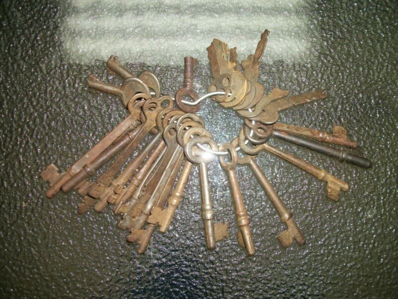 26 Antique Skeleton Keys Barrel Keys Furniture Keys/ Variety Ring of 26