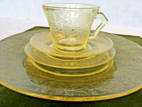 Hazel Atlas Florentine 2 Poppy Yellow Depression Glass 2 Plates 1 Cup