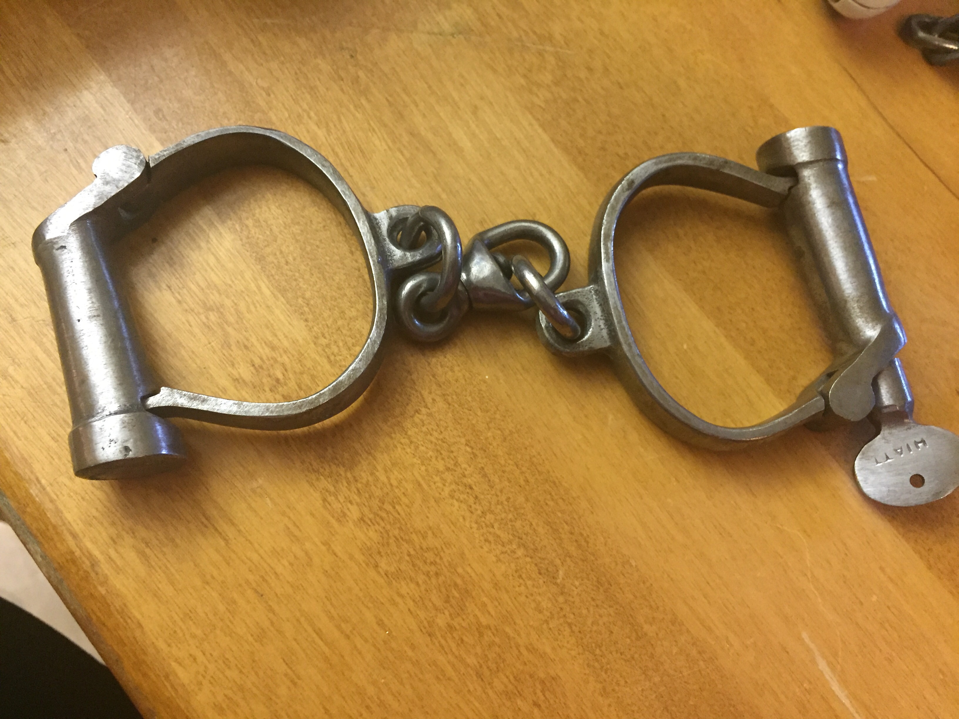 HIATT EST 1780 handcuffs with key AntiquesNavigator — Online Antique Stores