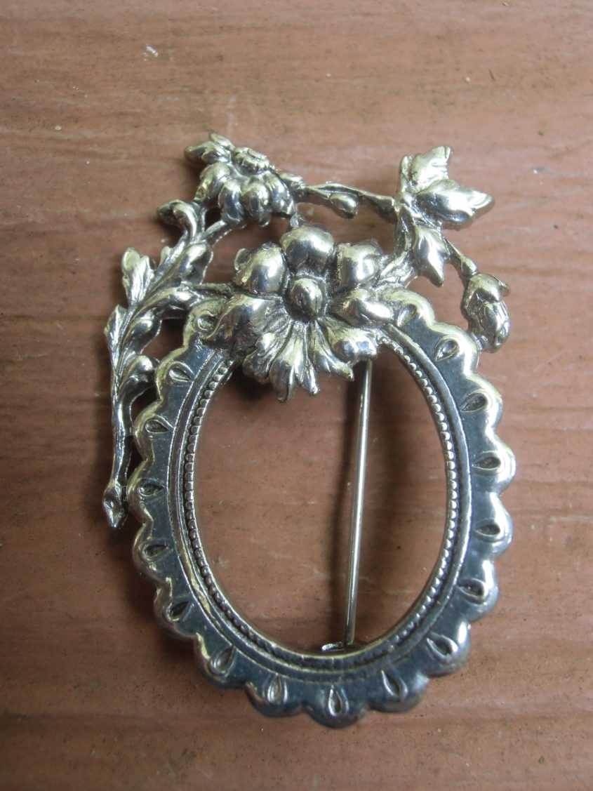 ANTIQUE VICTORIAN STERLING SILVER LAPEL PIN BACK PHOTO PICTURE FRAME